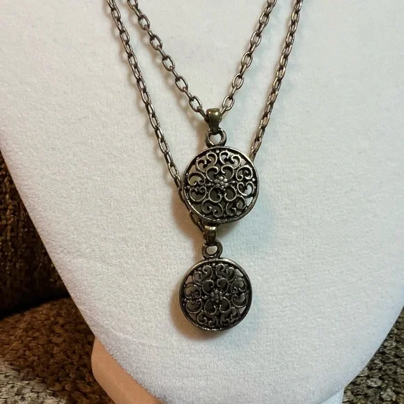 Lia Sophia Sisters necklace. - Picture 2 of 3